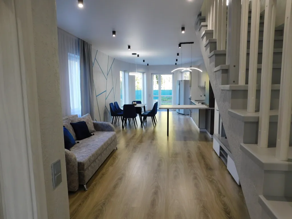 Двух этажный дом, в тихом районе