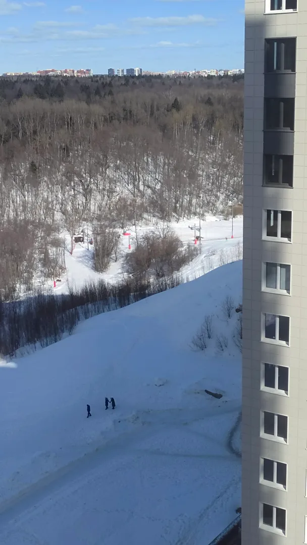 Подъемники сразу за домом.