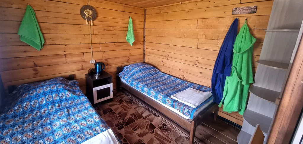 Двухместный домик с двумя отдельными кроватями и санузлом на два дома