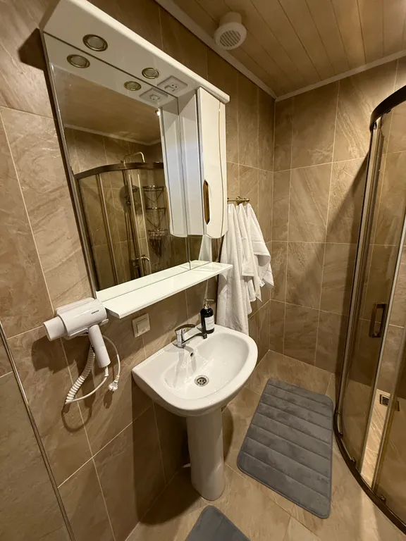 Двухэтажный дом из сруба а Теберде с баней с видом на горы и реку