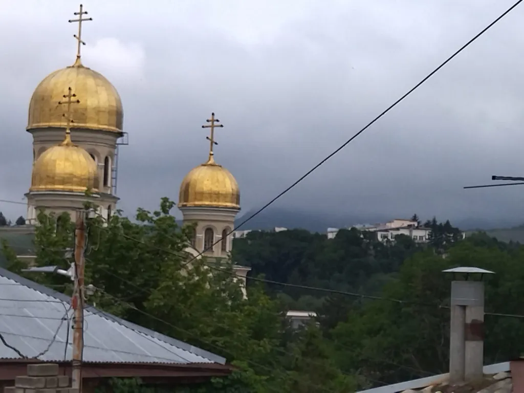 Уютная квартира с видом на горы и храм