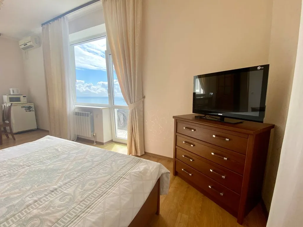 Комнаты с видом на море и горы