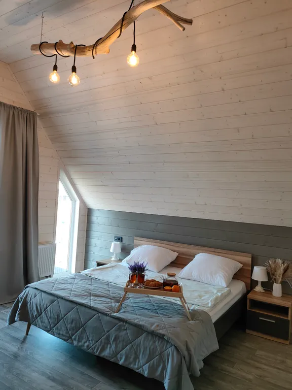 Уютный дом на берегу озера