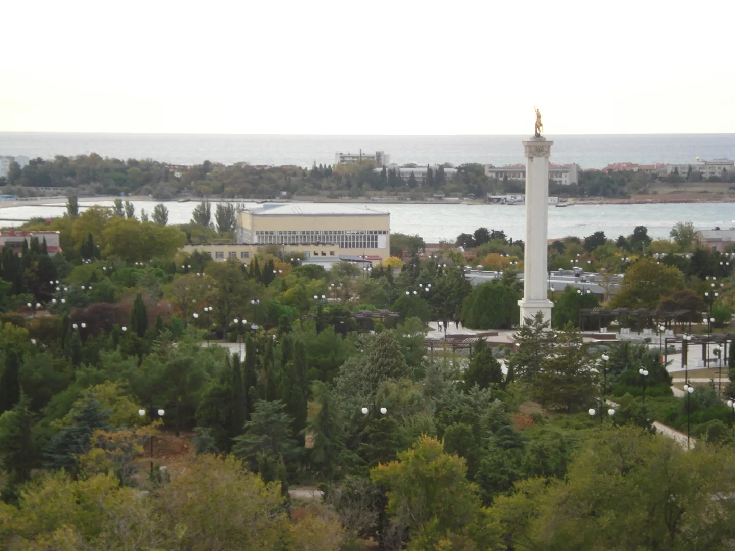 вид с окна на парк и море