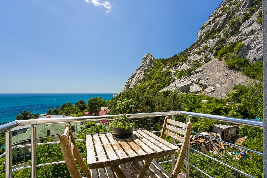 Квартира с двумя балконами и панорамным видом на море и горы