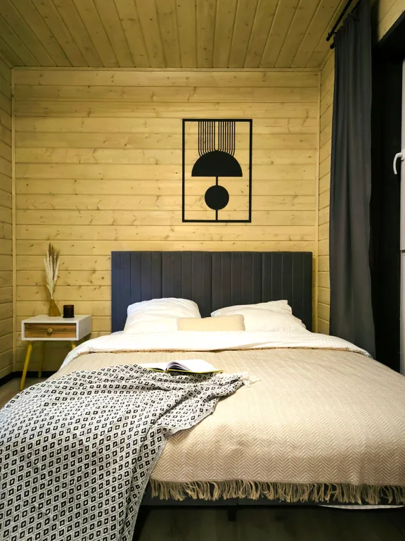 Стильный Барнхаус со вторым светом с видом на сосновый лес