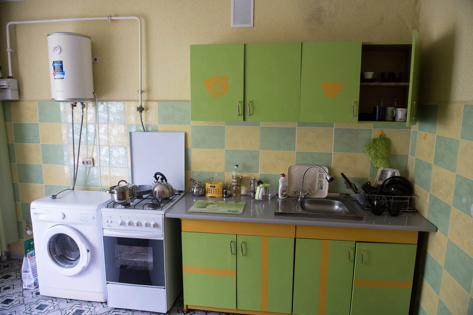 Кухня: есть стиральная машинка и порошок, плита с духовкой, посуда для приготовления и еды, моющие средства, чай, кофе, специи