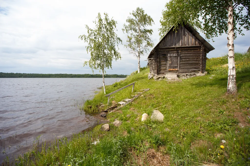 Карельский дом на берегу  озера.