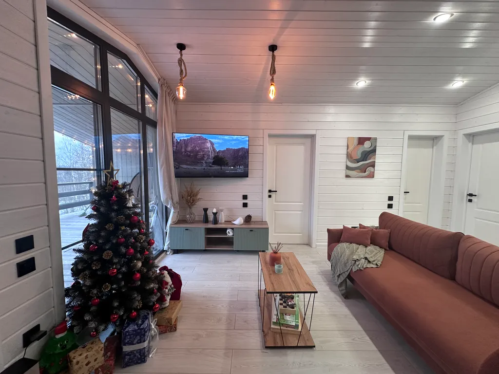 Дом в облаках у леса