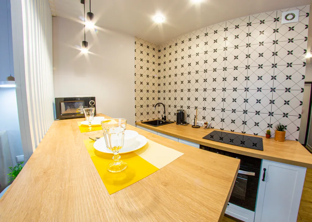 Современный дизайн и панорамный балкон в студии