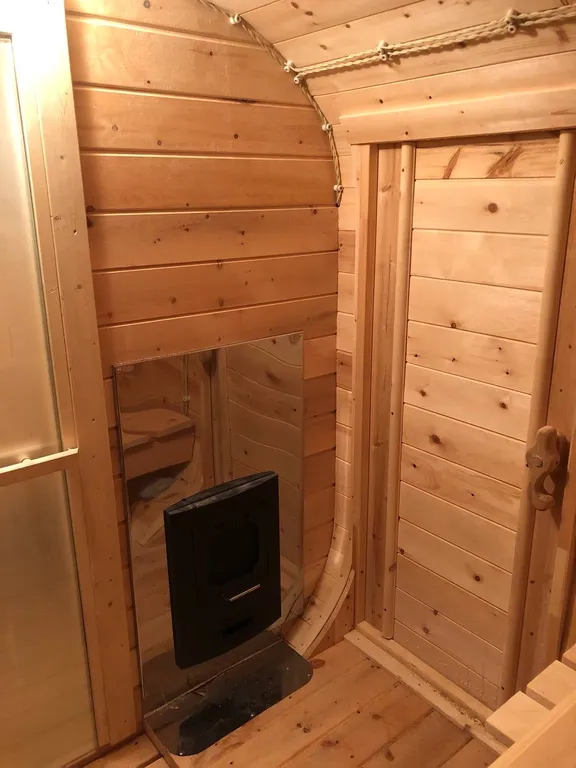 Уютный домик в окружении леса и горячих источников