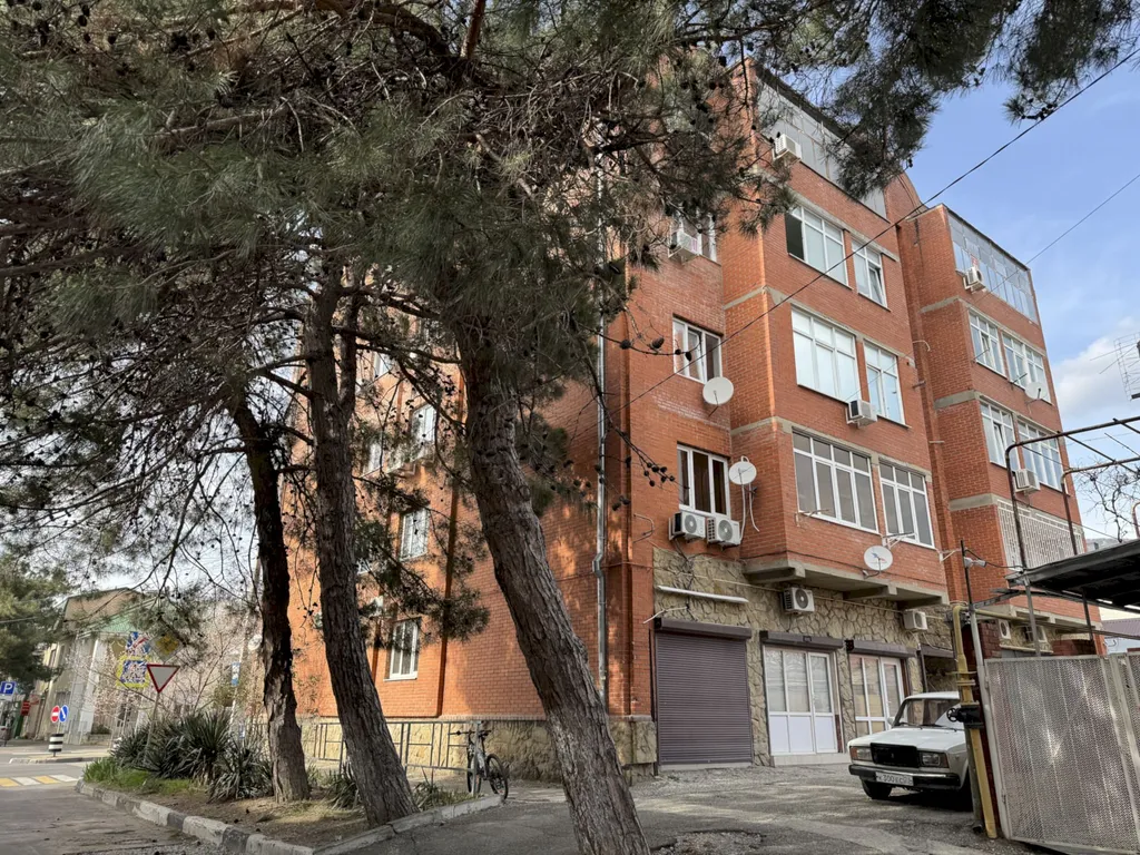 Квартира Четырёхкомнатная квартира в центре с балконом – 7 минут до моря — Геленджик