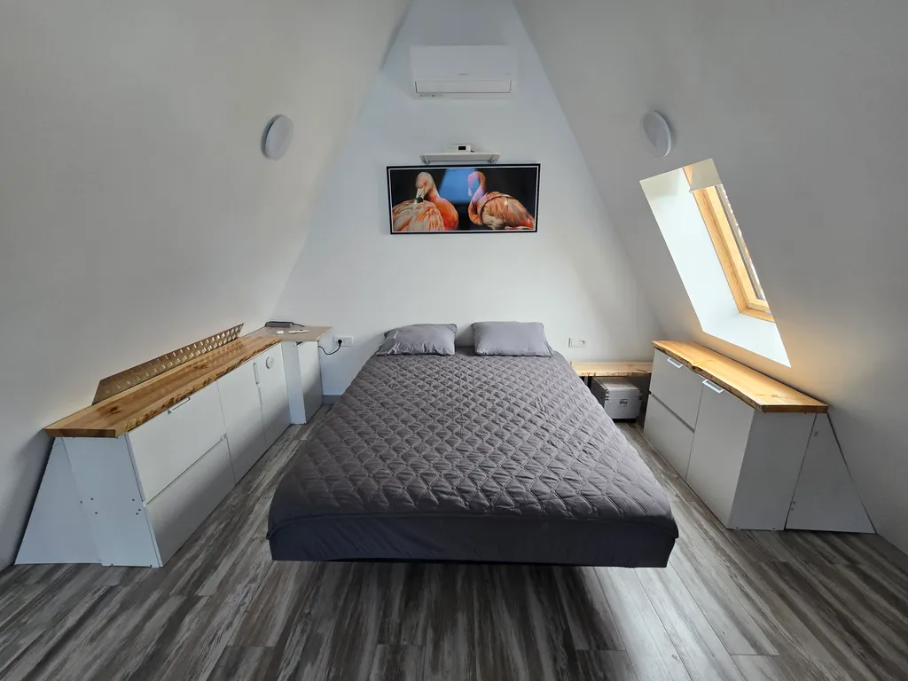 Дом у пруда