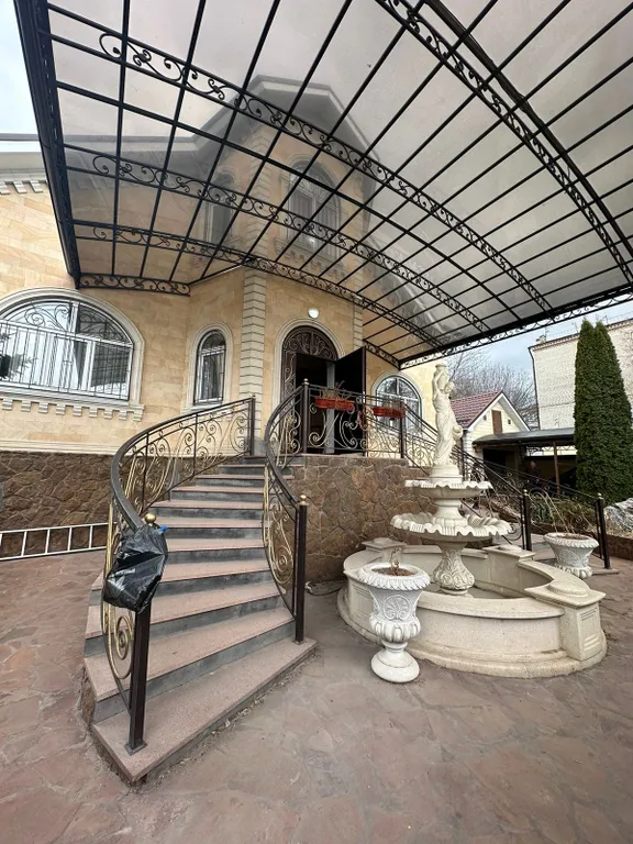 Гостиный уютный дом