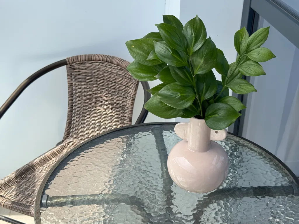 Яркая студия с видом на море