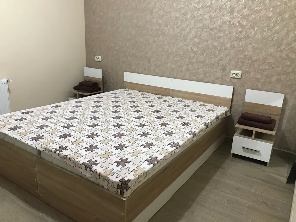 Индивидуальный номер на земле в уютном дворике