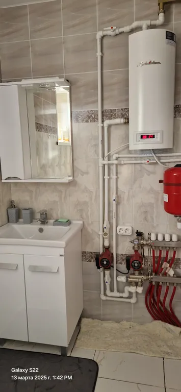 Отдельный дом на краю леса на берегу озера