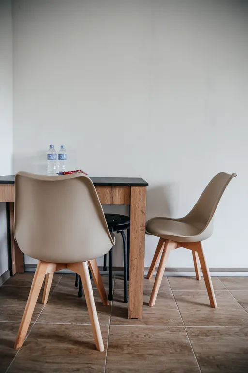 Гармония уюта: светлая студия с кроватью king size