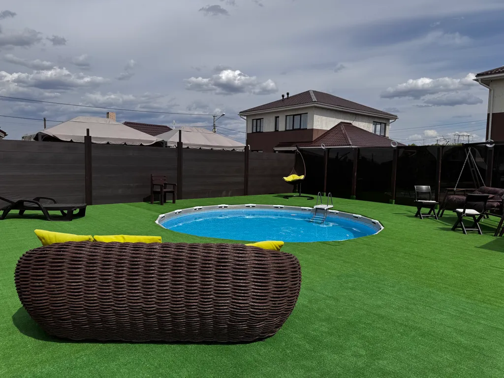 Коттедж с теплым бассейном и баней в 15 минутах от города — аренда посуточно в Красноярск