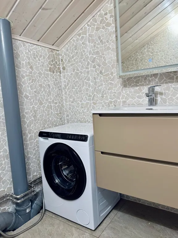 Дом рядом с озером