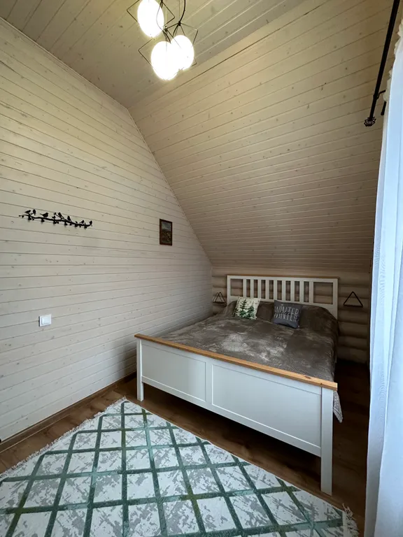 Уютный дом в деревне у реки