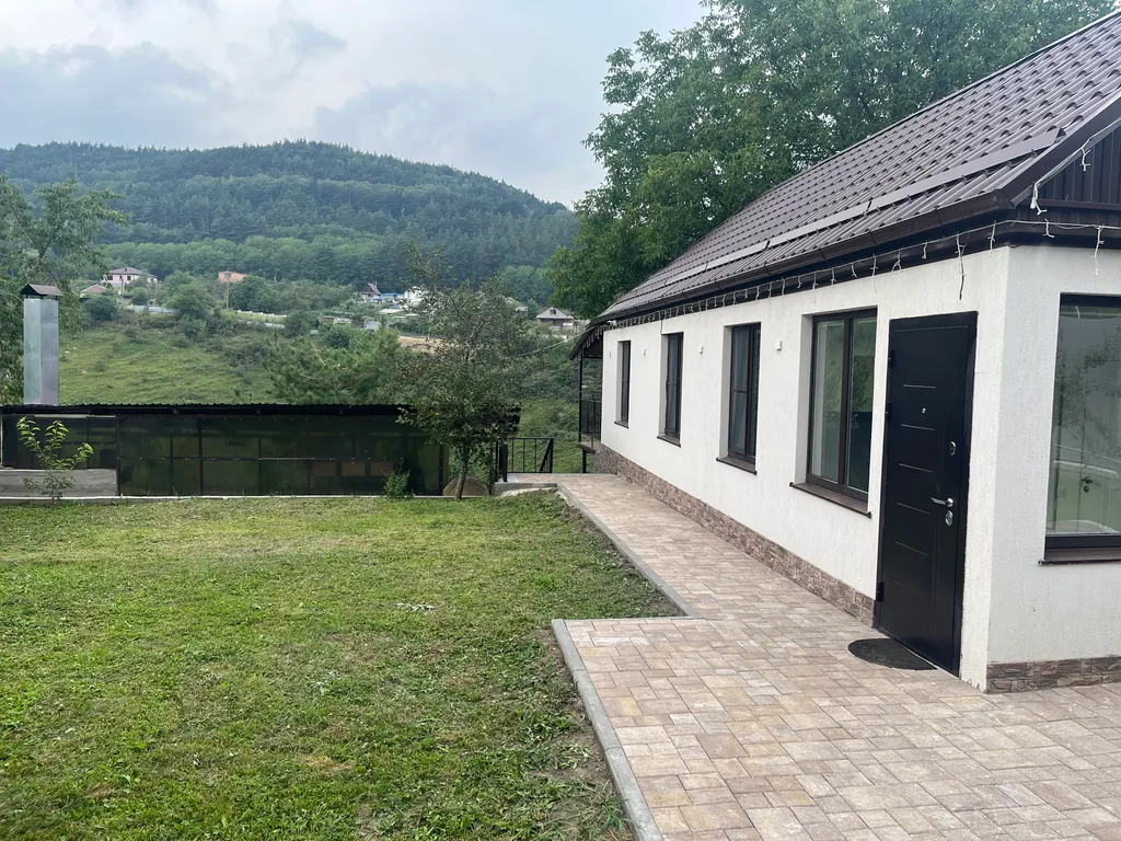 Уютный дом с видом на ущелье