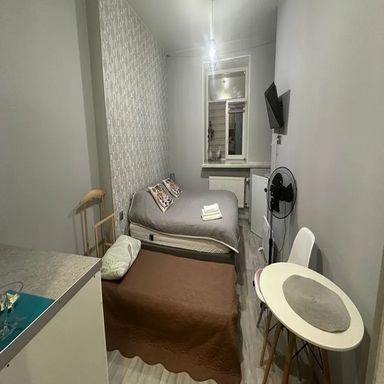 Уютная комната в многокомнатной квартире с видом на Невский проспект