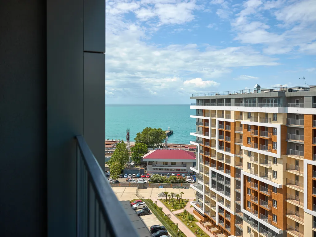 Евро двухкомнатная квартира с боковым видом на море