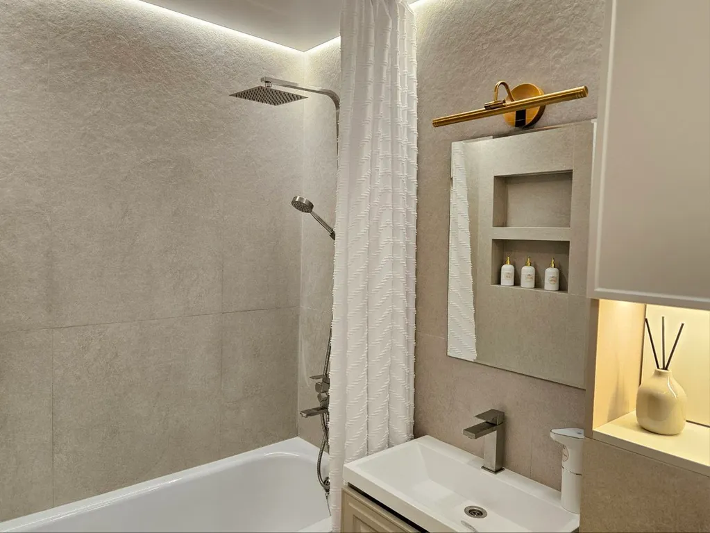 Элеганс в видом на Волгу и фонтаны, главная пешеходная улица