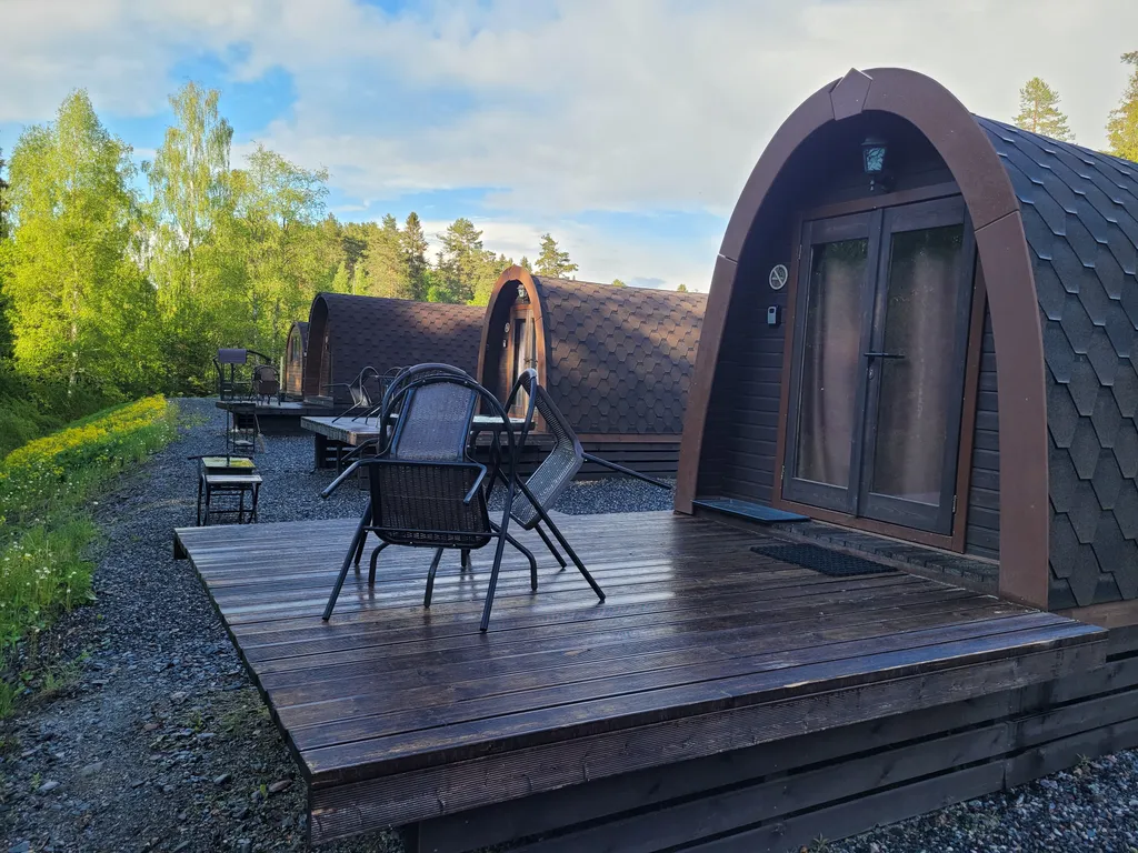 Арочный домик на краю леса с торцевым входом