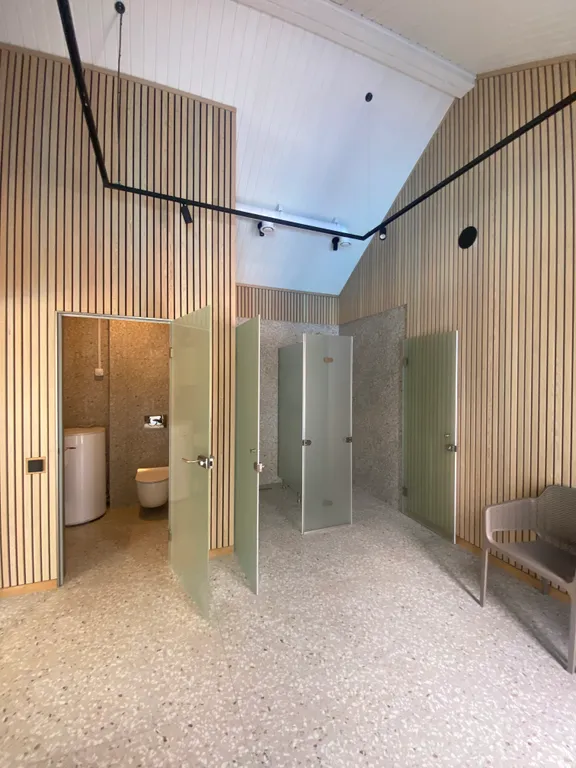 Студия с лоджией на заливе в комплексе с подогреваемым бассейном