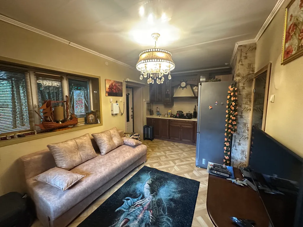 Уютный домик рядом с садом, хвойными деревьями, рядом с тц