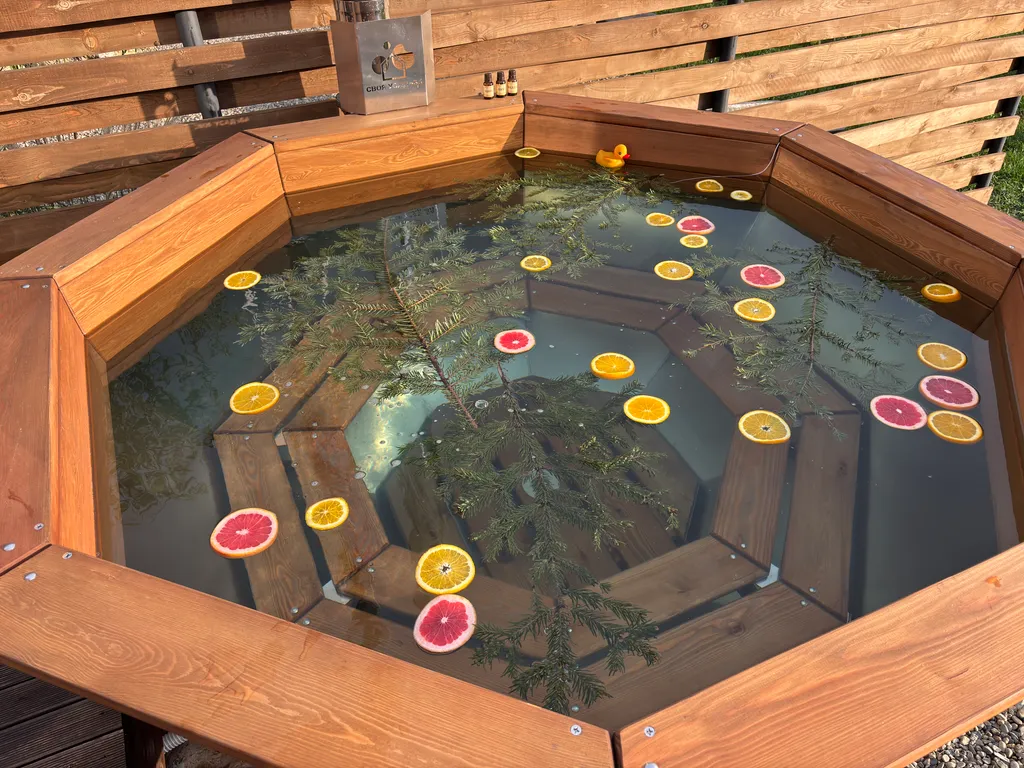 Дом афрейм с видом на горы и пруд