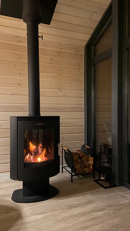 Gray дом в стиле барнхаус с видом на лес