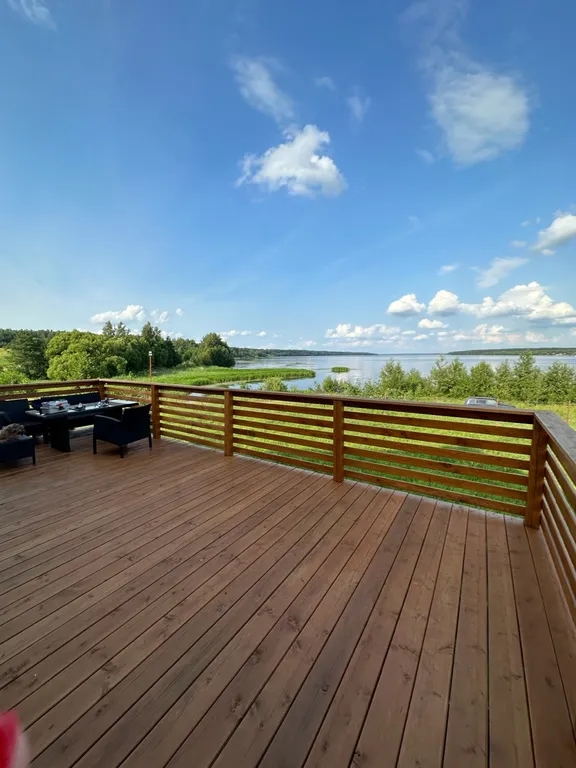 Уютный дом из кедра на берегу реки Волга