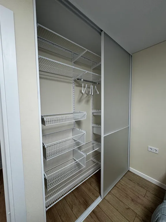 Новая стильная квартира с панорамным видом на море и рядом с пляжем