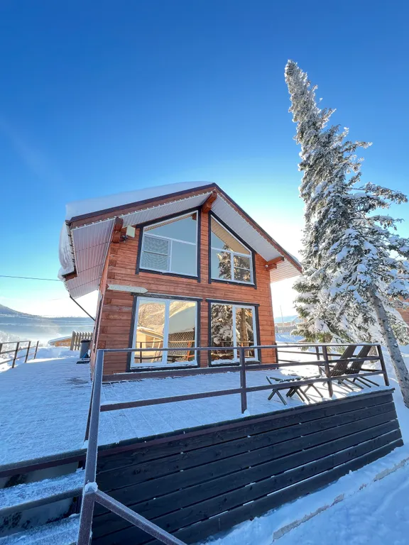 Дом из кедра, с видом на горы