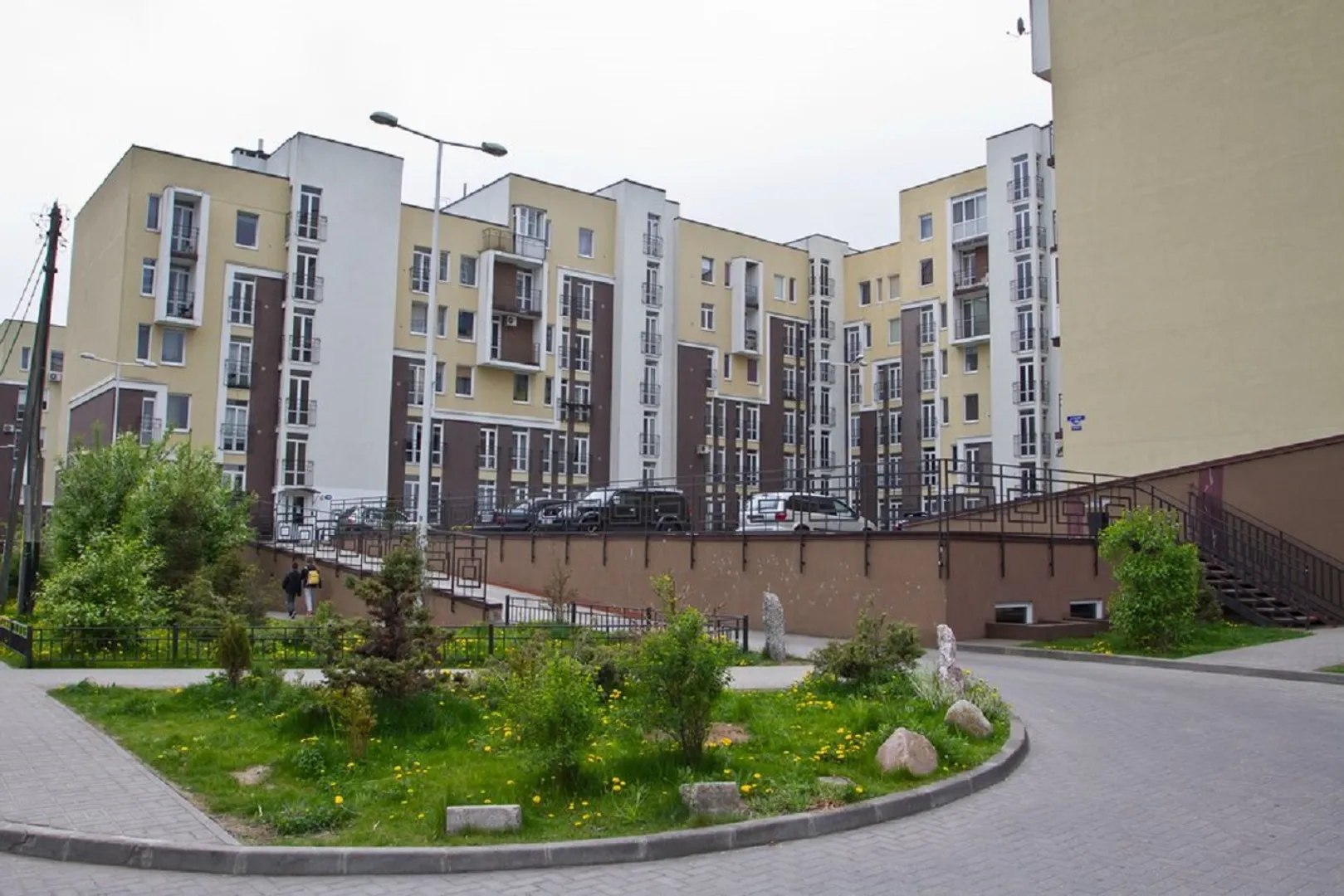 Парковка во дворе ( бесплатная )  или подземная ( за доп. плату )