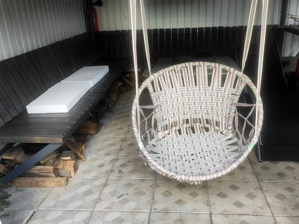 Современный дом с уличной подогреваемой купелью и сауной