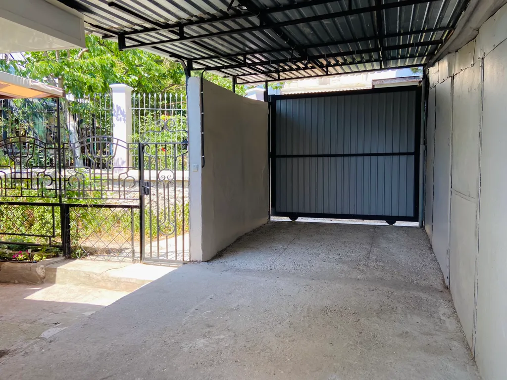 Светлая студия с двориком и парковкой