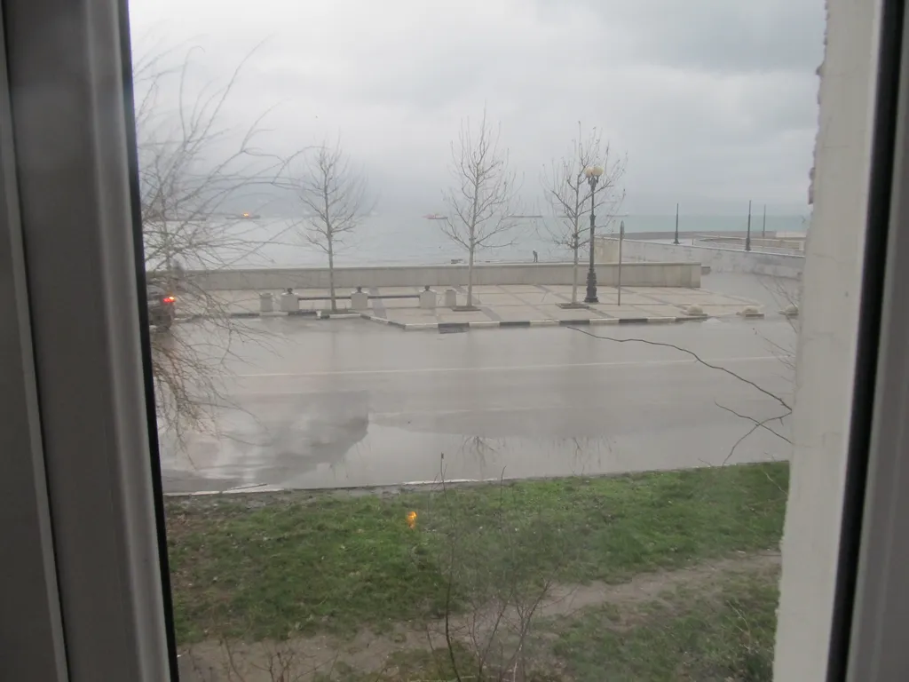 Море через дорогу