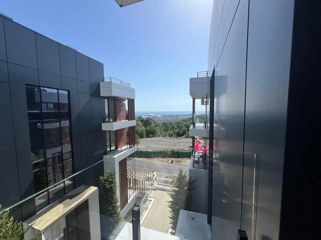 Стильная студия с бассейном