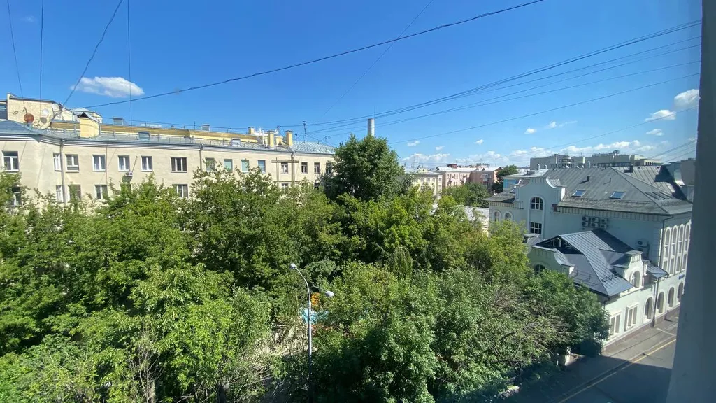 Комната с высокими потолками в самом центре Москвы