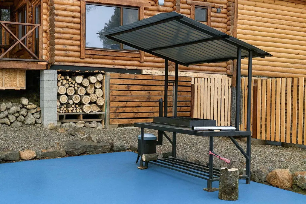 Дом сруб с чаном в лесу