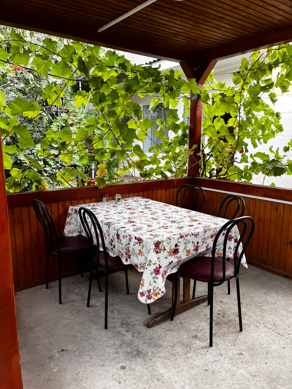 Домик у подножья Генуэзской крепости