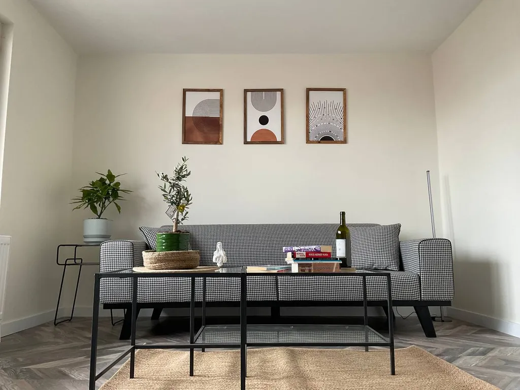 Balcony 2br and 2bath apt 8 min to metro