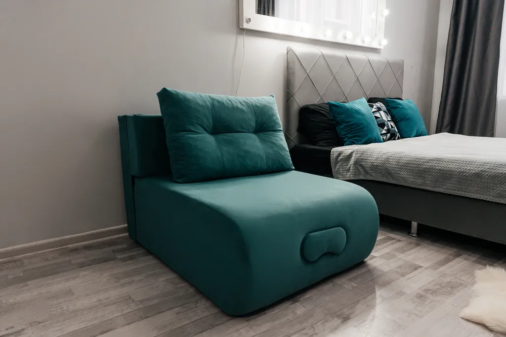 Стильная студия с панорамным балконом у балатовского парка