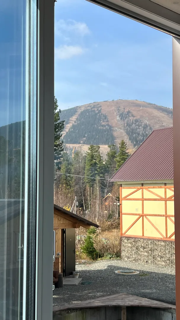 Вид из окна на гору Зеленая из изолированной спальни