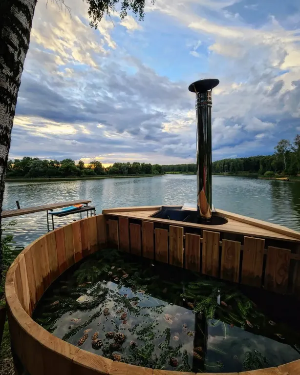 Домик-шалаш с видом на озеро