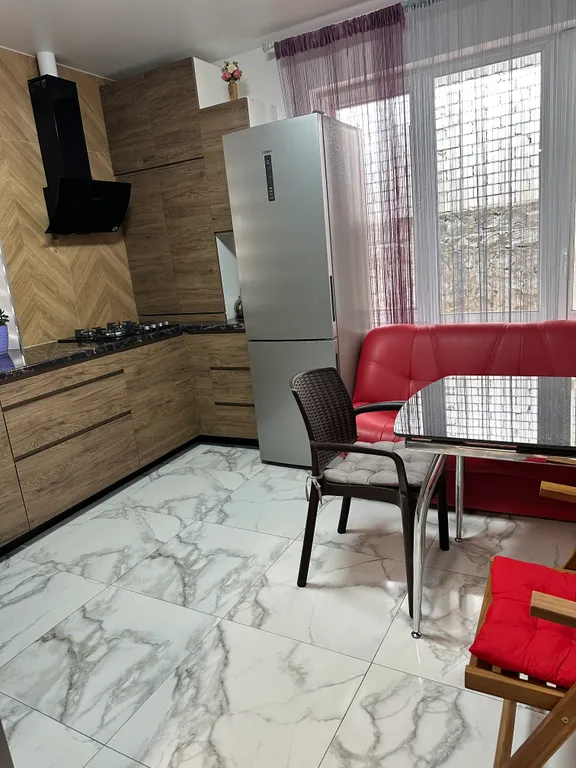 Уютный новый дом в центре города с бассейном